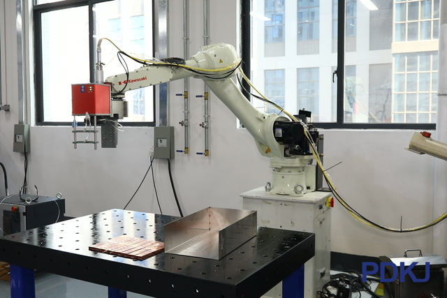 Robot welding robotic arm