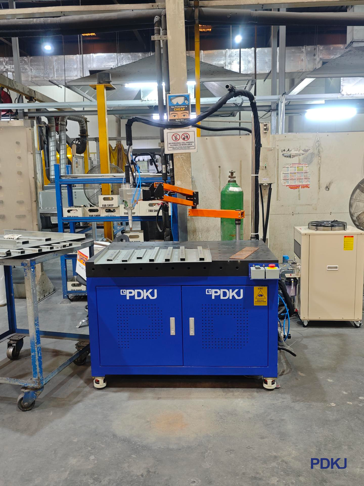 Platforma &uuml;slubunda q&uuml;sursuz lazer n&ouml;qtəli qaynaq maşını